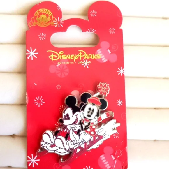 DISNEY MICKEY AND MINNIE FUN IN THE SNOW PIN - Picture 5 of 6